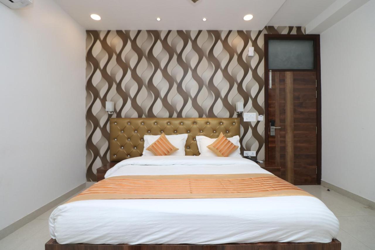 Oyo 9999 Hotel La Wisteria Дели Экстерьер фото