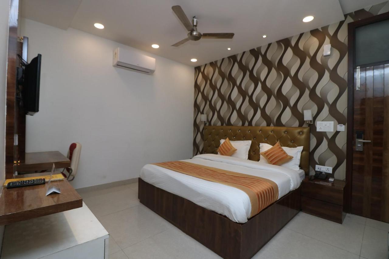 Oyo 9999 Hotel La Wisteria Дели Экстерьер фото