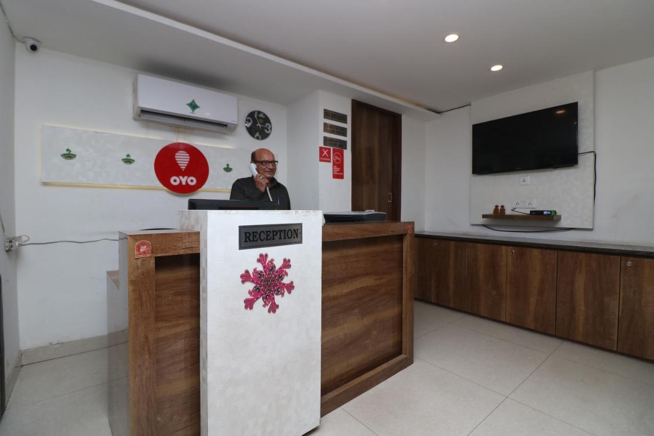 Oyo 9999 Hotel La Wisteria Дели Экстерьер фото