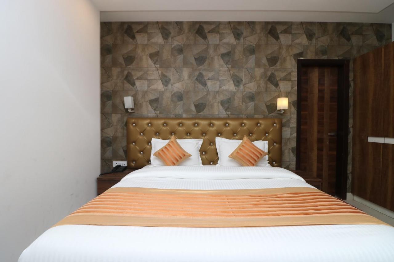 Oyo 9999 Hotel La Wisteria Дели Экстерьер фото