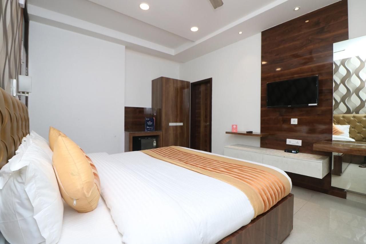 Oyo 9999 Hotel La Wisteria Дели Экстерьер фото
